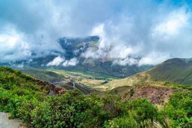 And Dağları 'ndaki dolambaçlı dağ yolları bulutlarla kaplı gökyüzü. 