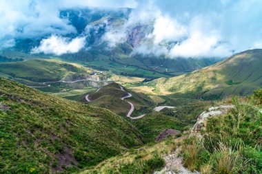 And Dağları 'ndaki dolambaçlı dağ yolları bulutlarla kaplı gökyüzü. 