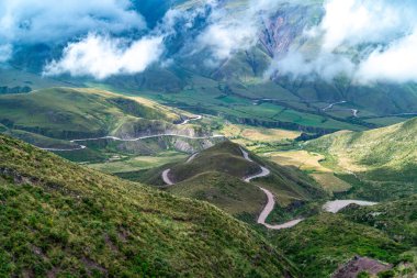 And Dağları 'ndaki dolambaçlı dağ yolları bulutlarla kaplı gökyüzü. 