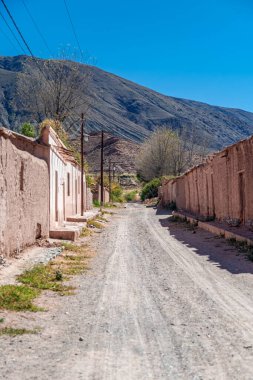 And Dağları 'ndaki Aregenina kırsalında kil ve kırmızı tuğlalardan yapılmış bir ev.. 