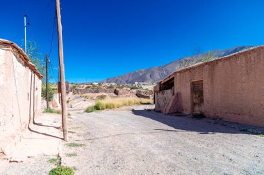 And Dağları 'ndaki Aregenina kırsalında kil ve kırmızı tuğlalardan yapılmış bir ev.. 