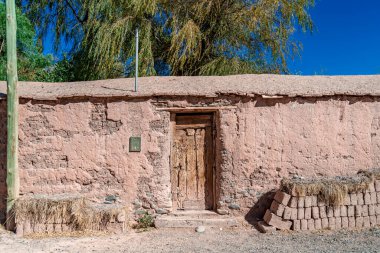 And Dağları 'ndaki Aregenina kırsalında kil ve kırmızı tuğlalardan yapılmış bir ev.. 