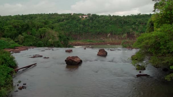 南美洲与巴西和阿根廷交界的伊瓜苏瀑布 — 图库视频影像