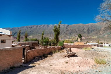 And Dağları 'ndaki Aregenina kırsalında kil ve kırmızı tuğlalardan yapılmış bir ev.. 
