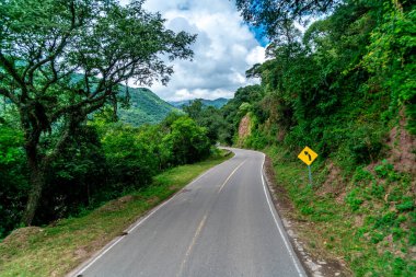 Güzel bir dağ manzarasında yol. 