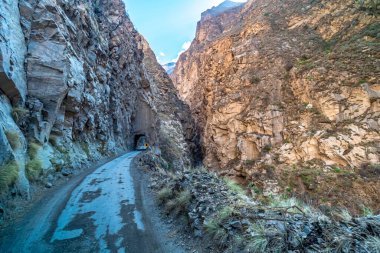 Dağlarda oyulmuş bir yol.. 