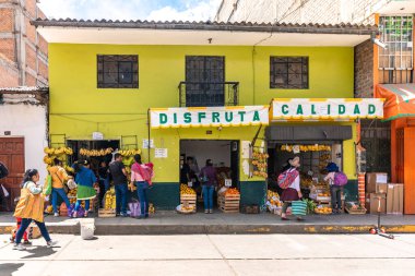 Huaraz, Peru - 15 Eylül 2022: Güney Amerika şehrinin caddesi. Yüksek kalite fotoğraf