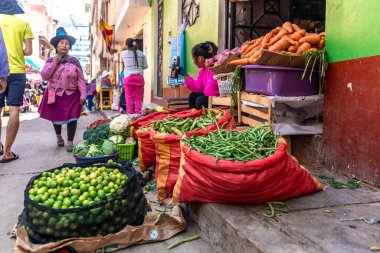 Huaraz, Peru - 15 Eylül 2022: Güney Amerika şehrinin caddesi. Yüksek kalite fotoğraf