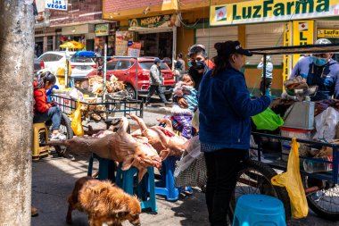 Huaraz, Peru - 15 Eylül 2022: Güney Amerika şehrinin caddesi. Yüksek kalite fotoğraf