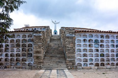 Peru 'daki Huascaran Dağı' nın altındaki Yungay şehrinde bir mezarlık.. 