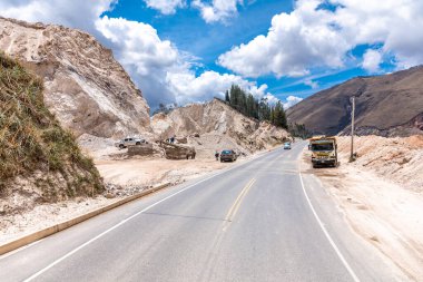 Kum, çakıl ve taş çıkarmak için taş ocağı. 