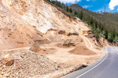 Kum, çakıl ve taş çıkarmak için taş ocağı. 