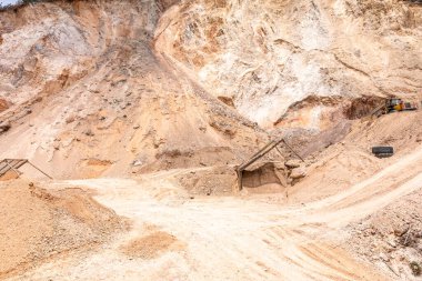 Kum, çakıl ve taş çıkarmak için taş ocağı. 