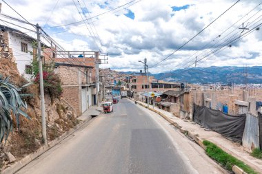 Peru - 19 Eylül 2022: Güney Amerika 'da Peru kırsalının caddesi. 