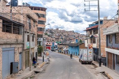 Peru - 19 Eylül 2022: Güney Amerika 'da Peru kırsalının caddesi. 