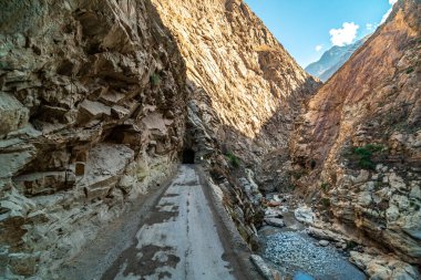 Dağlarda oyulmuş bir yol.. 