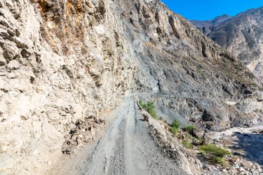 Dağlarda oyulmuş bir yol.. 