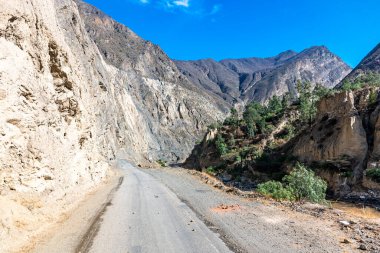 Dağlarda oyulmuş bir yol.. 