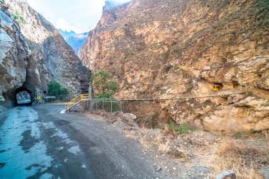 Dağlarda oyulmuş bir yol.. 