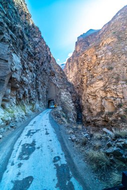 Dağlarda oyulmuş bir yol.. 