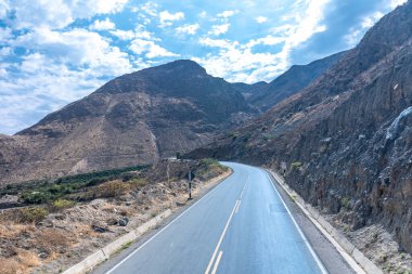 Güney Amerika 'da, Peru' nun dağlık doğasında yol. 