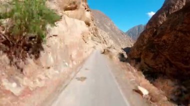 Kolombiya 'nın dağlık doğasında yollara düşmek. zaman ayarlı.