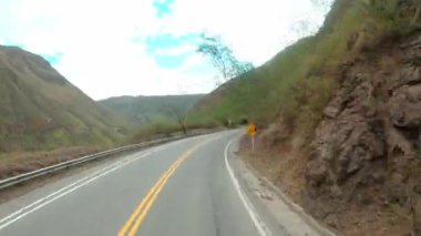 Kolombiya 'nın dağlık doğasında yollara düşmek. zaman ayarlı.