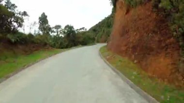 Kolombiya 'nın dağlık doğasında yollara düşmek. zaman ayarlı.