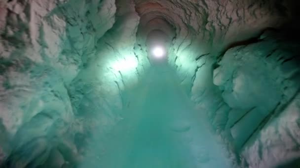 Autorijden Een Bergtunnel Met Lichten Aan — Stockvideo
