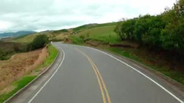 Dağlarda asfalt yol doğada, zaman atlaması. Yüksek kalite 4k görüntü