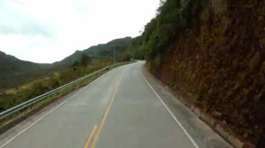 Dağlarda asfalt yol doğada, zaman atlaması. Yüksek kalite 4k görüntü