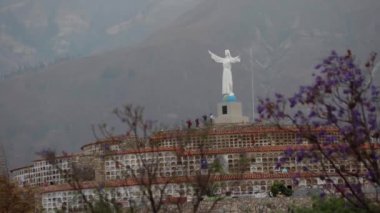 Peru 'daki Huascaran Dağı' nın altındaki Yungay şehrindeki bir mezarlıkta bulunan İsa heykeli.. 