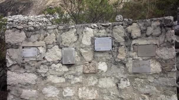 1970年のハスカラン山地震で土砂崩れで亡くなったペルーのチェコスロバキア登山探検隊の記念碑 — ストック動画