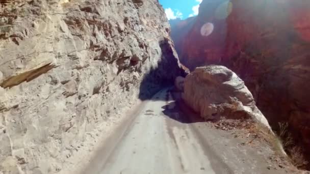 岩に刻まれた山の中の道 — ストック動画