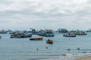 Peru - 21 Eylül 2022: Okyanusta balıkçı tekneleri.