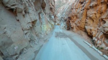 Dağlarda oyulmuş bir yol.. 