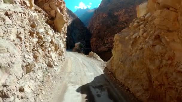Uma Estrada Nas Montanhas Esculpida Rocha — Vídeo de Stock