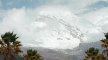 Yungay bölgesindeki Cordillera Blanca Dağları 'ndaki Peru Huascaran' ın en yüksek dağı.. 