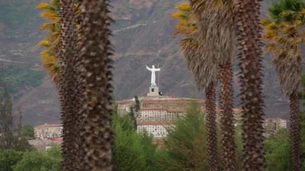 ペルーのフアスカラン山の下にあるユンゲイ市の墓地にあるキリスト像 — ストック動画