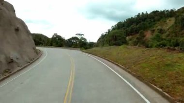 Dağlarda asfalt yol doğada, zaman atlaması. Yüksek kalite 4k görüntü