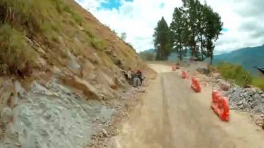 Kolombiya - Eylül 2022: Kolombiya kırsalında arabayla seyahat. zaman aşımı. 