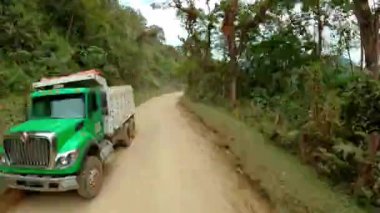 Kolombiya - Eylül 2022: Kolombiya kırsalında arabayla seyahat. zaman aşımı. 