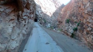 Dağlarda oyulmuş bir yol.. 