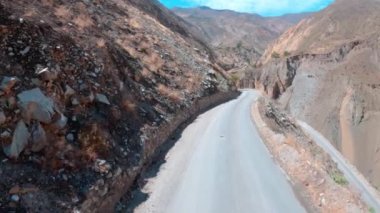 Dağlarda oyulmuş bir yol.. 