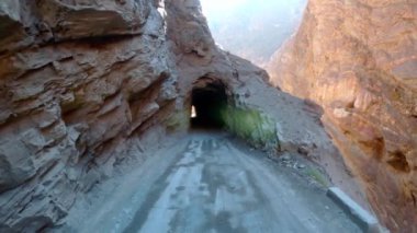 Güney Amerika And Dağları 'ndaki bir dağ tünelinden geçerek. 