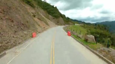 Kolombiya 'nın dağlık doğasında yollara düşmek. zaman ayarlı.