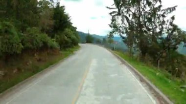 Kolombiya 'nın dağlık doğasında yollara düşmek. zaman ayarlı.