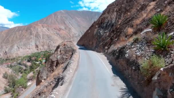 Dağlarda Oyulmuş Bir Yol — Stok video