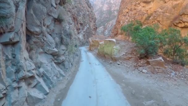 Une Route Dans Les Montagnes Sculptées Dans Roche — Video