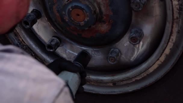 拧紧汽车轮子上的螺栓 高质量的4K镜头 — 图库视频影像